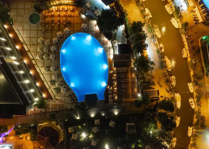 Marti La Perla - Adult Only+16 4*